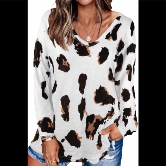 Boutique white leopard print v-neck light sweater - Picture 1 of 10